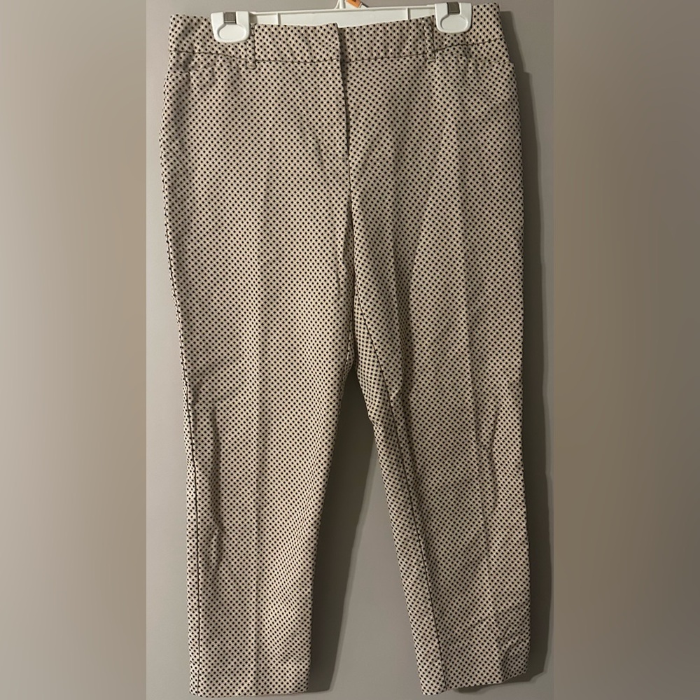 LIZ CLAIBORNE size 8, tan with navy & white print, cropped pants.
